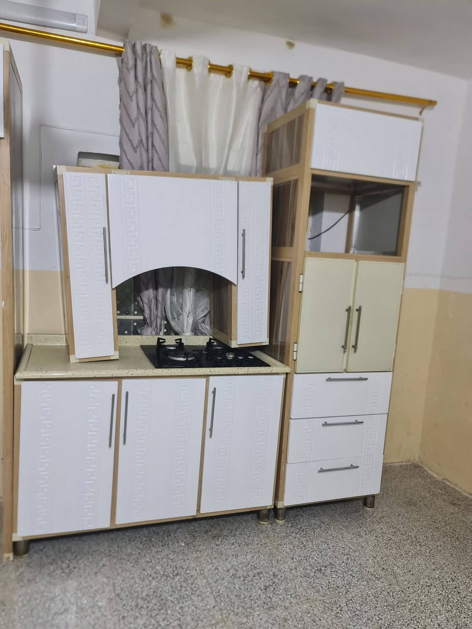 كاونتر المنيوم الثكيل قياس 15 متر  احطاطه الابواب اج دي اف كله مرمر مع طباخ وساحبه نضاف 90% الابواب صبغ قابل للغسل 
شراي اتفضل خاص أو اتصل على الرقم ***********ويوجد توصيل محافظات
