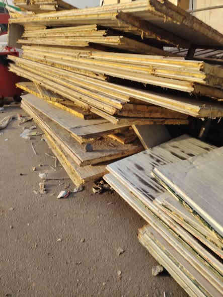 سندویج مستعمل للبيع !!!!!! 
سعر المتر 6٫000د.ع وبي شوية مجال 
بي نظيف وبي مواصل واقع حال شي يشيل شي
للتواصل/***********
العنوان/القدس مقابل الملعب
