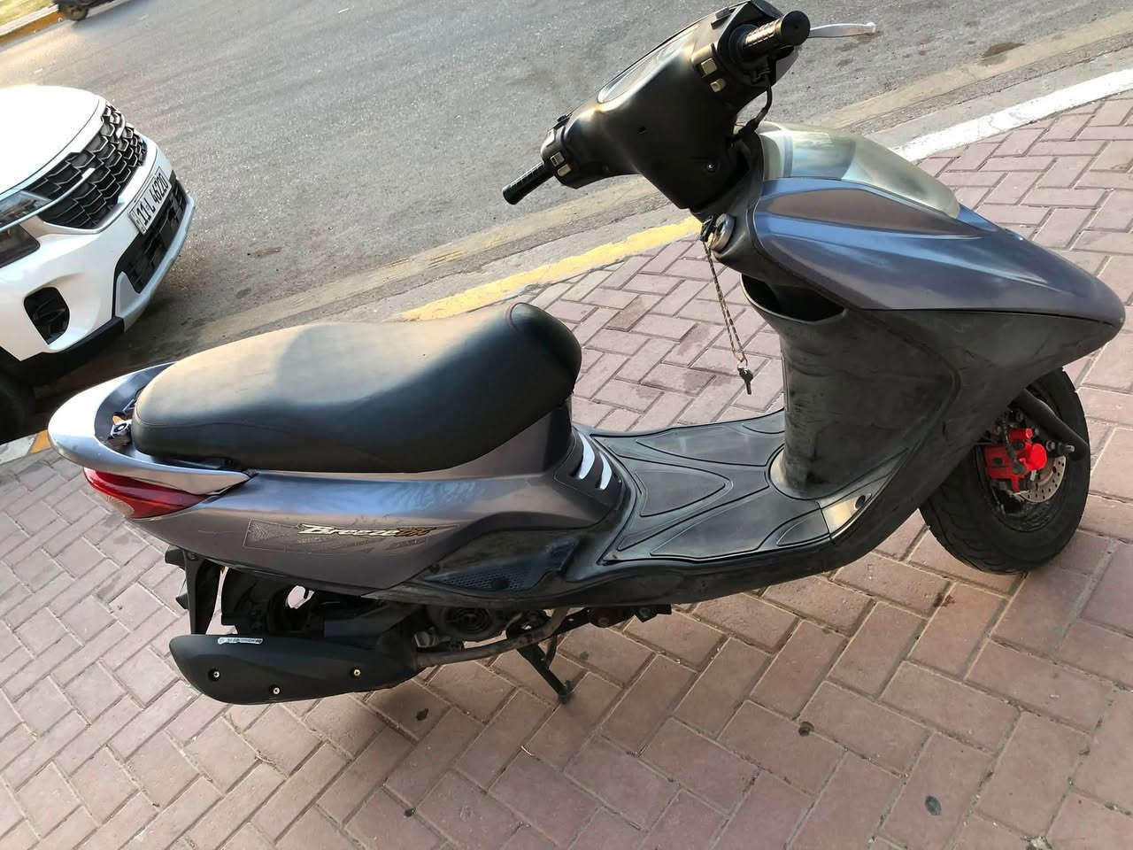 السلام عليكم 
بريز DX كابريتر لون فيلي 
نزلتها بشهر الرابع 
مكينه  مكفوله 
دراجه بلاديه برغي ممبدل بيها 
كهربائيات كلها شغاله 
مكاني الاعظميه يم مقبره الملك 
سعر ٩٠٠ 
رقم *********** 📞

