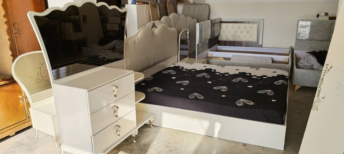 تاقمێکی 4 پارچەی خاوێن پووخت هیچی نەشکاوا دۆشەکی تووبی قیاسی گەورە 180بە2مەتر بەس دۆشەکی خەسلی اوێ اویتر هەمووی پوختوپاکە وشکاوی نیە .حاجیاوا ***********
