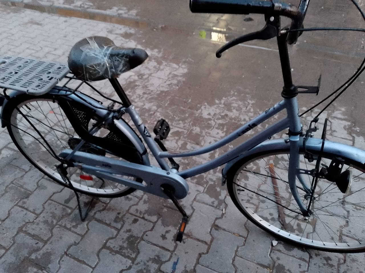 سلام عليكم بيسكل بناتي جديد مستعمل قليل الحجم 26 المكان بغداد الشعله السعر 80 وبي مجال حك الجيه الرقم ***********
