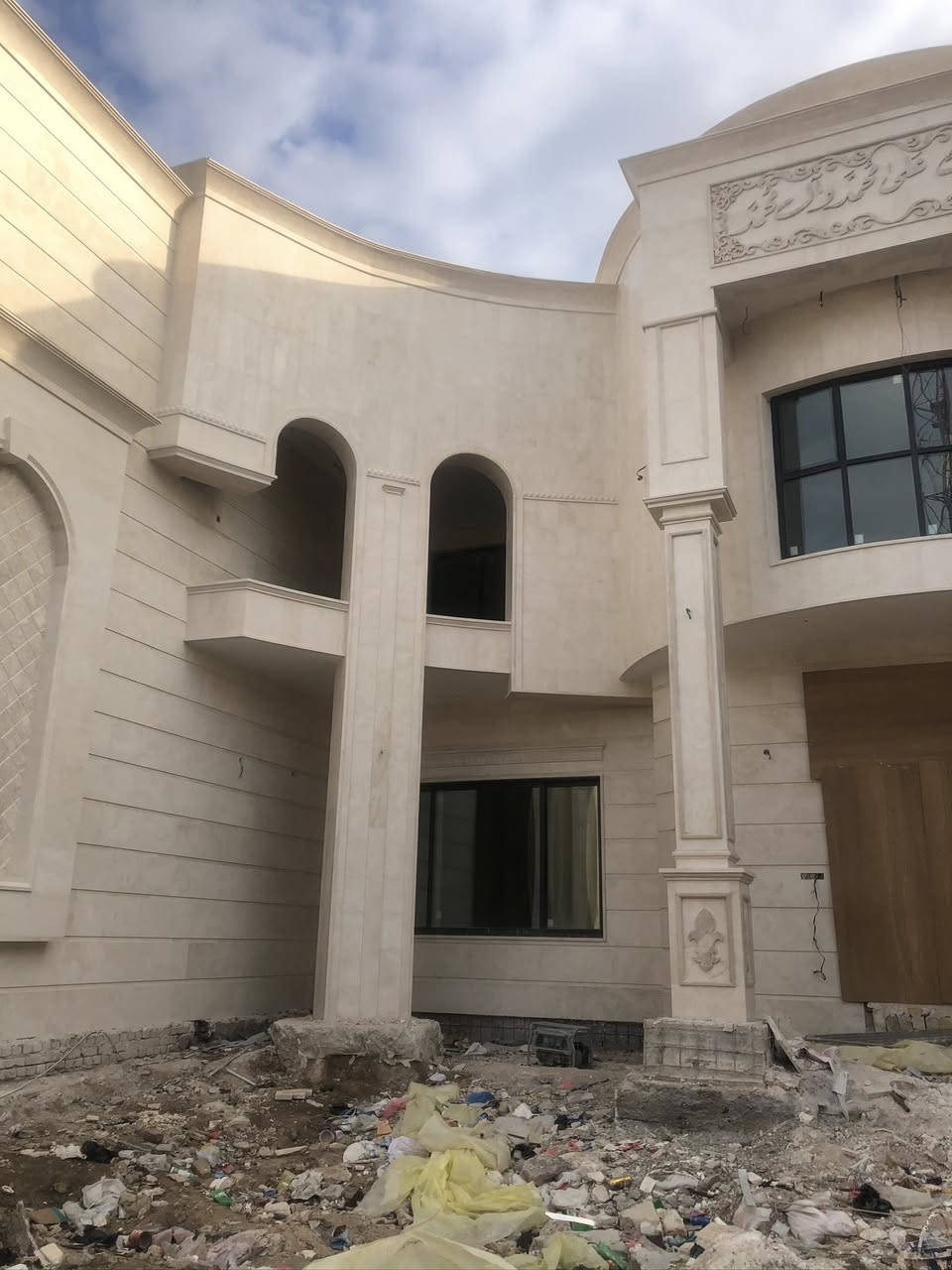 السلام عليكم عمل واجهات مرمر بأئدق التفاصيل والديكورات الكلااسك والمودرن والروماني وديكورات داخلي مادة العمل لحيم وسيم نحاس وخبط او ميكانيك استفسار ***********
