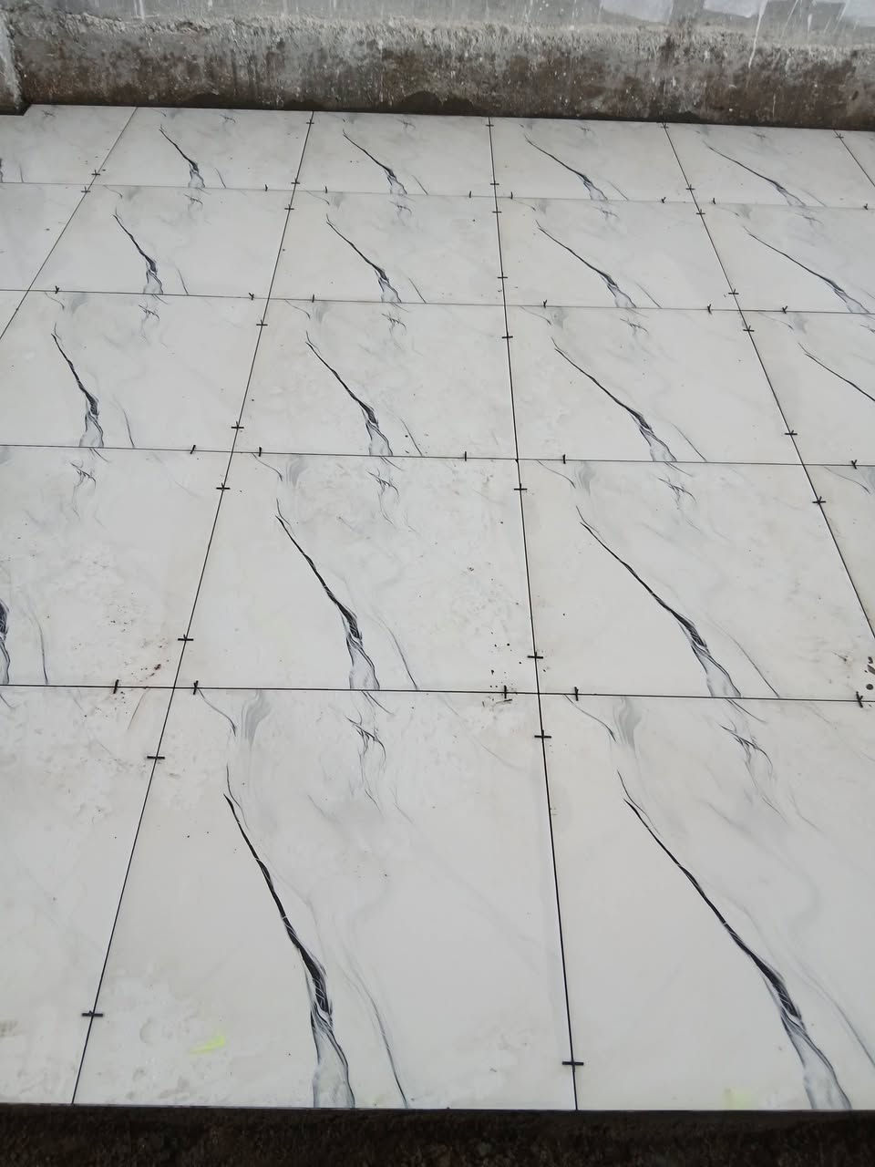 سلام عليكم خلفه سيراميك ارضي الواح شغل مضبوط ومناسب شغل ليزر اسعار المتر (٦ ونص )اتصال ***********او مراسله
