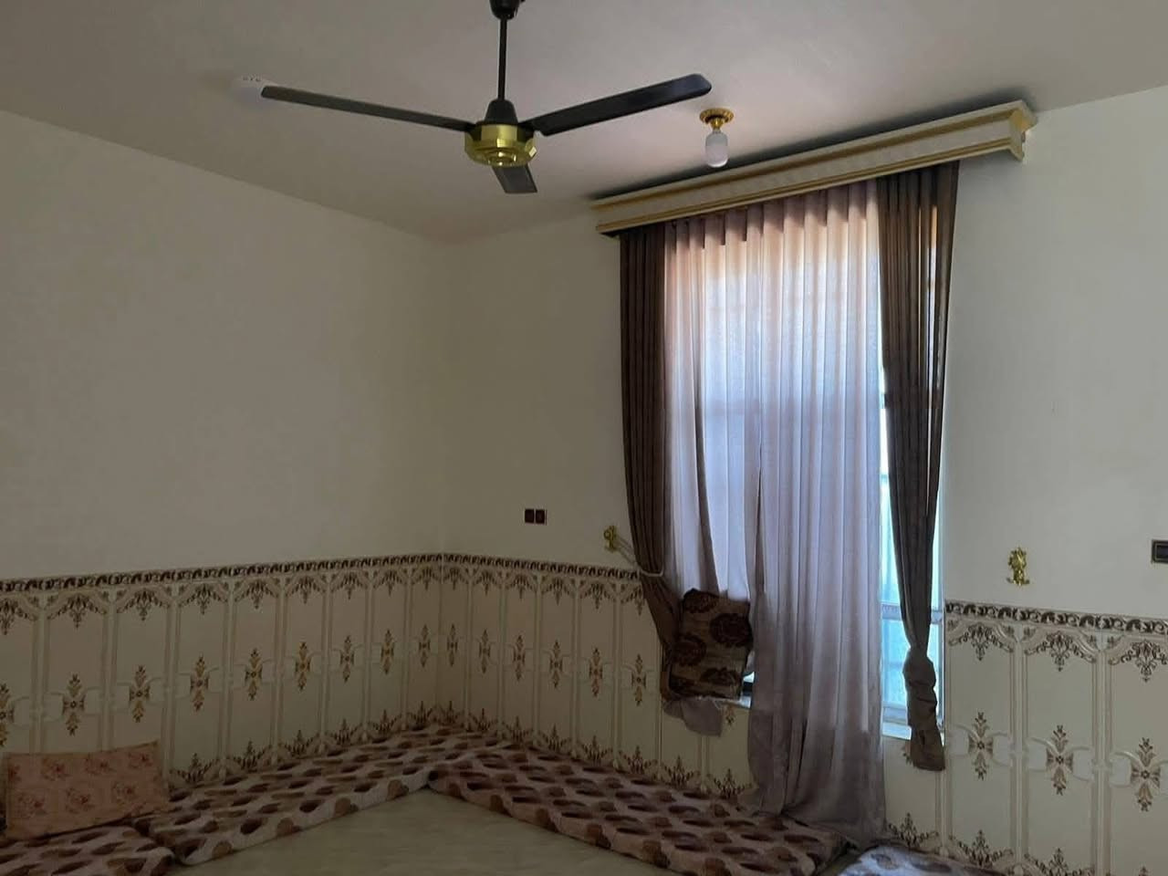 🏠 منزل للبيع - (بناء حديث)

العنوان: [الرمادي - زنكورة قرب اعدادية زنكورة]

المساحة: 720 متر مربع

تفاصيل ومحتويات المنزل:

يتميز المنزل بتصميم استغلالي ممتاز للمساحات، ويحتوي على:

• الاستقبال: غرفة استقبال واسعة بمدخل مستقل. وهول داخلي

• غرف النوم: (2) غرف نوم موزعة بنظام يوفر الخصوصية.

• الصالة: صالة داخلية كبيرة (هول) مناسبة للعائلة.

• المطبخ: مطبخ مجهز ومصمم بأسلوب عصري.

• الخدمات: مجمع صحيات متكامل (داخلي وخارجي).

•مسيج المساحه بالكامل مع حديقه جاهزه

•الدار مجهز بنظام كامرات وكهربائيات بالكامل

ملاحظه ( الدار نقصه  دواخل الاستقبال والهول ولبخ الخارجي

المميزات الإضافية:

✅ الخدمات: كاملة (ماء، كهرباء، ، ومدارس).

✅ البناء: بناء حديث نقصه فقط دواخل الاستقبال والهول والبخ الخارجي

✅ الموقع: قريب من المرافق العامة والأسواق والمدارس.

✅للأستفسار الاتصال على الارقام التالية :

📞*********** 
📞*********** 

🏛️موقع المكتب ⏬️⏬️

أو زيارة موقعنا :  الرمادي_ ناحية اليرموك (زنكوره سابقاً)_ المفرق  /مقابل جامع هادي البشير (البمرعي)

#مكتب_عقارات_زنكورة 🕹️
#ناحية_اليرموك_زنكوره_سابقاً 
#عقارات_ناحية_اليرموك
