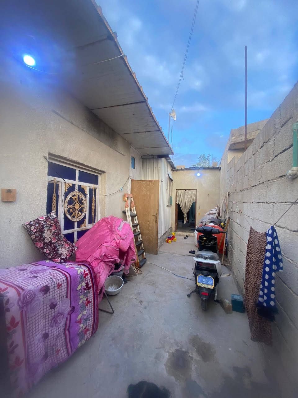 العنوان حمدان خلف مدرسة عثمان بن عفان السعر ٣٠ وبي مجال
بيت للبيع وقف سني يتكون من غرفتين ومطبخ كرفان داخلي وهول وحمام بناء + ديوانيه + حمام خارجي بناء واجهة البيت ٥ متر سقف سندويج  للاستفسار واتساب ***********

