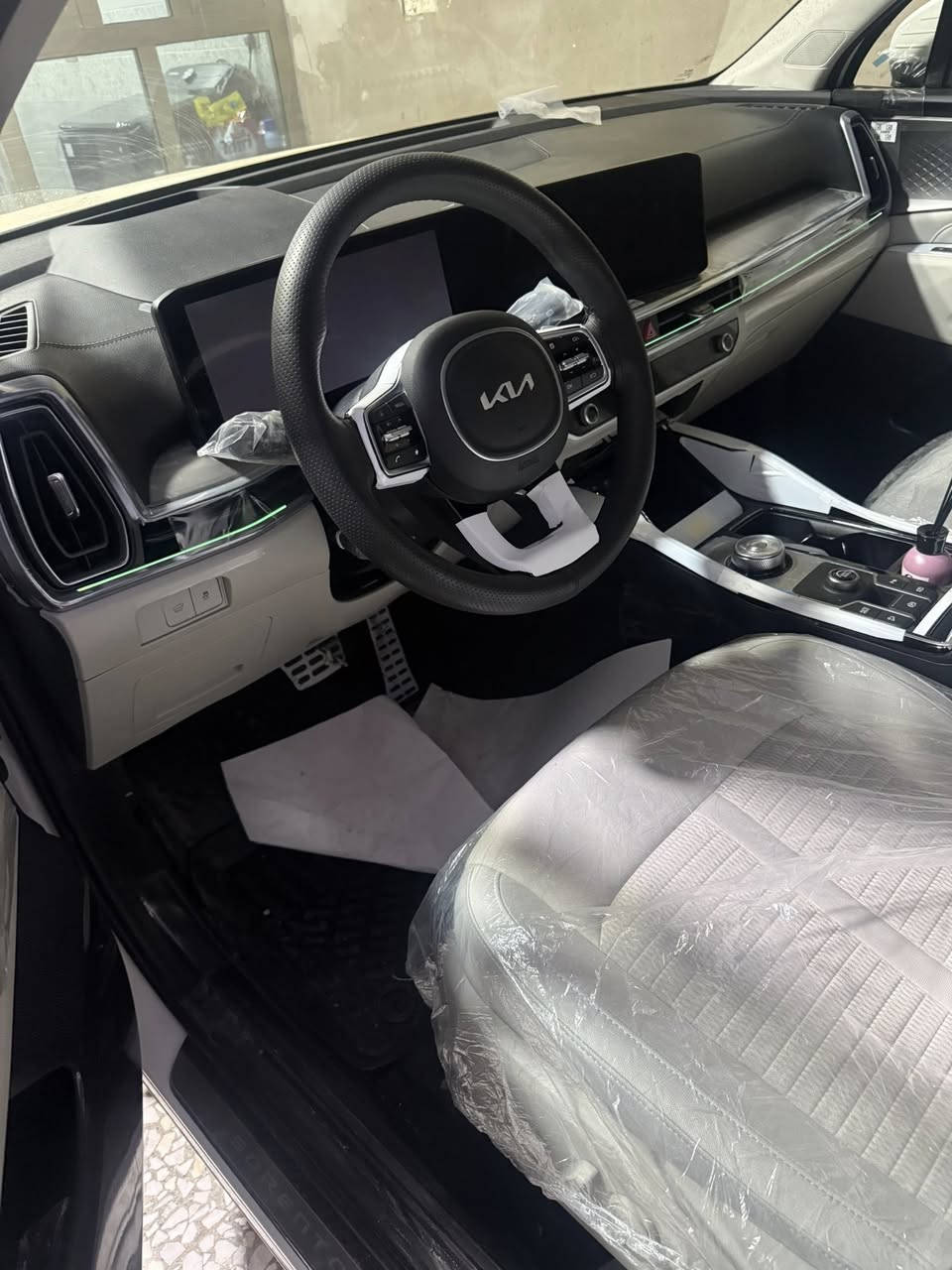 سورنتو ٢٥ ماشيه ألف ونص فادي شوف يعني  زيرو رقم بغداد ٦ستندر 
رقم هاتف ***********
