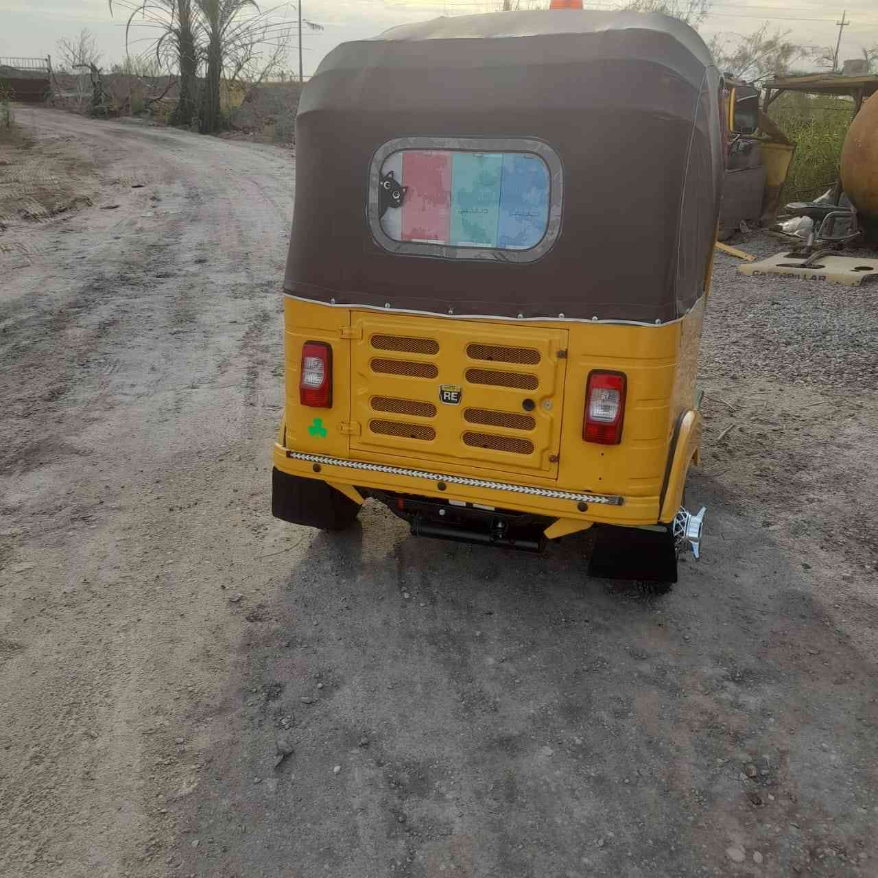 السلام عليكم شباب 
تكتك للبيع موديل ١٨ رقم بأسمي لوحات انكليزي معمره جديد كفاله كفاله عامه كهربائيات فوووول شغاله تخم تاير دوشمه كاعيات جلد مال كوستر لايت زنون عالي ناصي مسجل وشاشه وكامره خلفيه دمام مضخم كبير كلشي فول ومكفول زروقه تبقه بيها وبالعافيه على الي يأخذها مكاني واسط العزيزية اتصال على الرقم ***********
