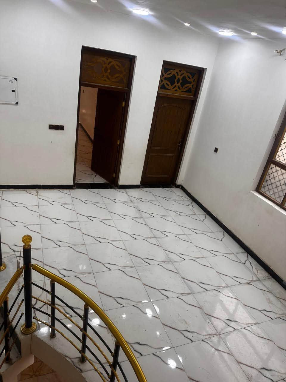 السلام عليكم
دار للبيع فرع سبلاش 
طابو صرف
قاطين بناء حديث
طابوگ اسم شخص واحد
الطابق الاول غرفه وهول وحول
وحمامات ومطبخ حار وبارد وحديقه وطرمه تسع سياره
الطابق ثلاث غرف وحمامات 
وسطح 
الاتصال بالرقم *********** رقمي
