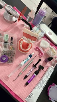 دكتورة اسنان • اطفال ٦-١٣ • حشوة اسنان