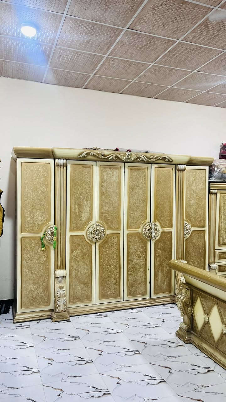 للبيع غرفه كويتيه 
بيها زلوق بسيطه ب منظر 
غرفه نضيفه وحلوه 
السعر ٧٠٠ وبيها مجال 
***********
