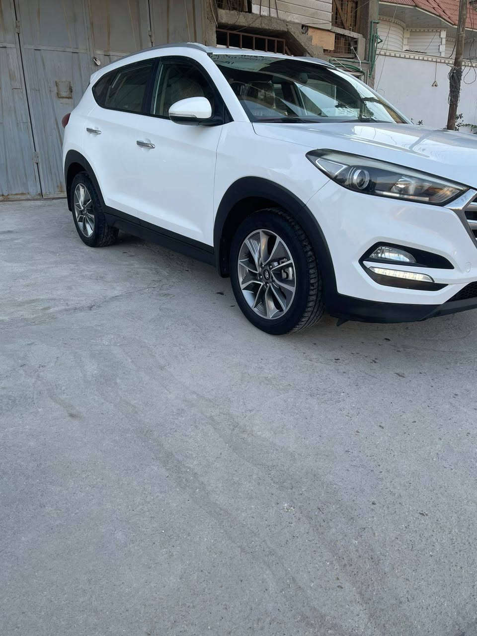 السلام عليكم للبيع توكسان 2018 خليجي 
سياره نظيفه وكاله بعدها 
رقم بغداد 
        مواصفات السياره 
سايد بريك رجل  
لايت امامي خمس عدسات  
مري شفط كهربائي 
اشاير بالمري 
حساسات اماميه 
حساسات خلفيه
نظام قياده ذاتي 
قطعتين تبريد 
تحتوي على شاشه كار ابل 
العنوان كربلاء ***********
