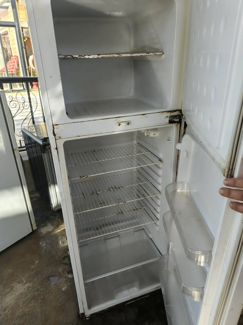 للبيع شرط التشغيل 
ثلاجه كبير 70 الف
ثلاجه صغير 60 الف 
طباخ 80 الف 
مكان ساده وبعويزه  ‏‪***********‬‏
