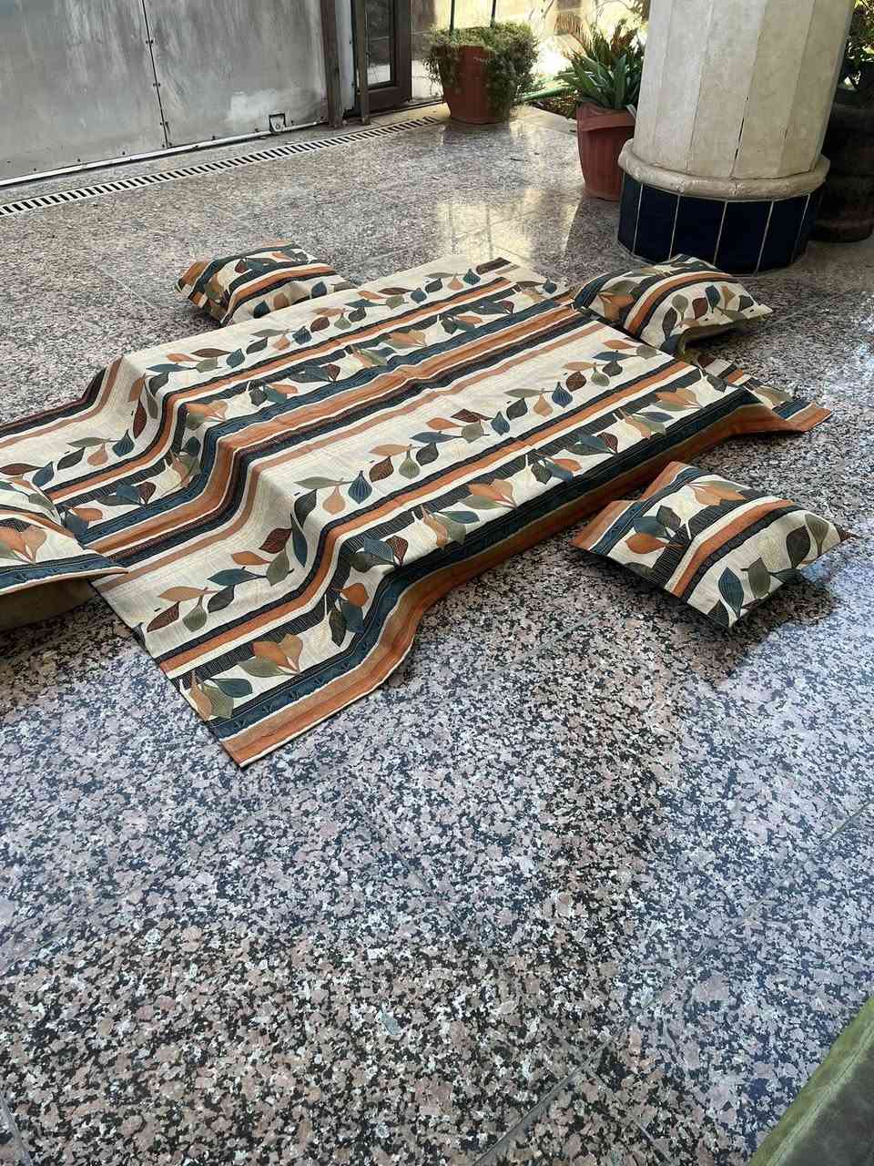 المفرش مع ٦ وجوه كوشات العرض متر ونص والطول مترينب١٥٠٠٠ ألف مع التوصيل لكل محافظات العراق نوع الاقمشه جاكار وبدوي وهمايون ثقيل للحجز وات ساب ***********
