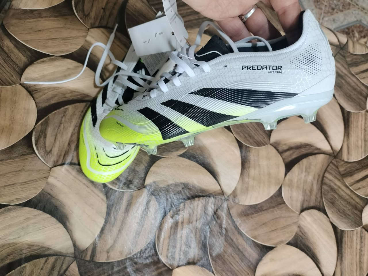 chaussures  de football adidas Predator Elite, arborant un coloris blanc, noir et jaune fluo.
Pointure 42 ylbas 41


**إذا كنت صاحب هذا الإعلان وتريد حذفه لأي سبب، رجاءا أرسل رسالة إلى الدعم الفني**