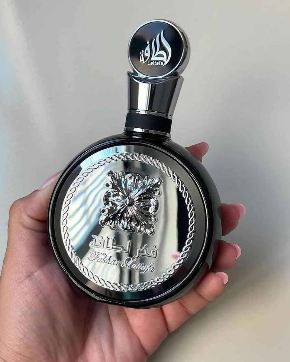 عطور فخر الطافة من شركة لطافة الإماراتية  🇦🇪

🤍 الأبيض (نسائي - نظافة وأنوثة)
 الافتتاحية: ورد، ياسمين، وزهر البرتقال (إحساس بالنظافة).
 القلب: فواكه (فراولة ورمان) مع مسك الروم.
 القاعدة: فانيلا، مسك أبيض، وخشب الصندل (ثبات وعمق فخم).

🖤 الأسود (رجالي - حيوية ورزانة)
 الافتتاحية: تفاح أخضر، زنجبيل، وبرغموت (طاقة وانتعاش).
 القلب: ميرمية، لافندر، توت بري، وإبرة الراعي (لمسة رجولية).
 القاعدة: خشب الأرز، تونكا، عنبر، ولبان (ثبات عالي ورزانة).

💛 الأصفر (جذاب - طاقة وفخامة مخملية)
 الافتتاحية: جريب فروت، فلفل وردي، وفواكه استوائية (طاقة فورية).
 القلب: مسك الروم، سوسن، وياسمين (نعومة مخملية).
 القاعدة: عنبر، فانيلا، خشب الصندل، ومسك أبيض 🤍 بغداد, العراق


**إذا كنت صاحب هذا الإعلان وتريد حذفه لأي سبب، رجاءا أرسل رسالة إلى الدعم الفني**