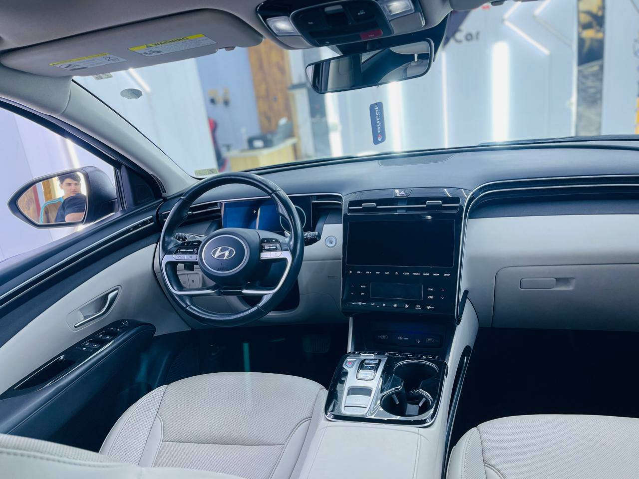 السلام عليكم ورحمة الله
توسان موديل ٢٣ ماشية ٢٩ ميل فول الفول للاخير اعلى مواصفات بالتوسان 
بجم كبس بيها بابين اليسرى كلير من امريكا سنوية لل٢٠٣١ رقم بابل باسمي السعر ١٨٥ وبيها مجال العنوان حلة شارع ٨٠ من جهة النجف 
للاستفسار الاتصال على الرقم ***********
***********
