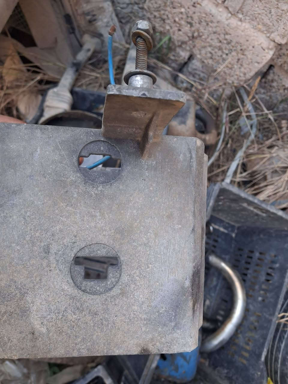 سلام عليكم للبيع قاعدة باتري ٨١ حيل نظيفه  السعر  ١٥مكاني فلوجة هاتف ***********يوجد توصيل جميع محافظات من رخصت مدير الكروب المحترم
