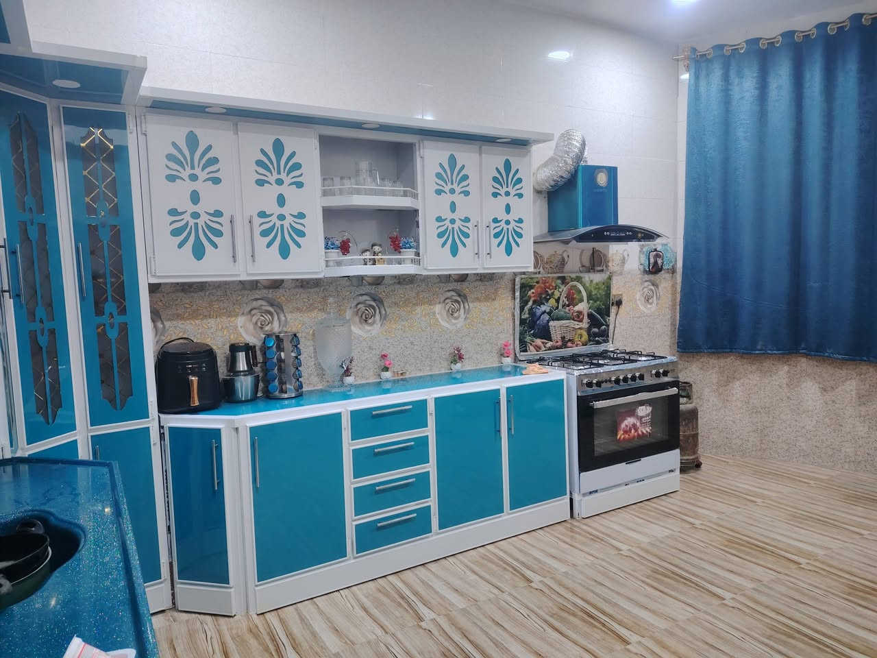 السلام عليكم دار لبيع مساح ٢٤٠ يحتوي على صاله و كندور و غرفتين نوم و مجمع صحيات عدد ٢ و الطابق الثاني يحتوي على غرفة النوم و مطبخ و هول و مجمع صحيات  ***********
