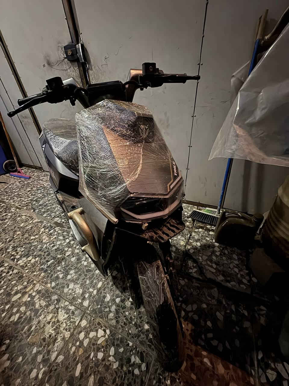 دراجة تايلج t73 غنية عن التعريف
اول شي الدراجة بيها حادث بسيط تجي وتشوف بعينك 

دراجة فول اذا ماتعرف نوعية الدراجة اسأل عليها 
ماطور نظيف 
1.الملف ٣٠٠٠ نحاس اصلي 
2.عدد البطاريات 6 كبار شركة تايلج اصليات شرط 
3.الشحن يمشيك 100 كيلو واكثر شرط 
4.السرعة 87 حقيقي شرط 
5. بريكات هايدروليك مانع انزلاق
6. بصمة تشغيل عن بغد دبل  وسويج دبل بصمتين 
7. منفذ شحن اشارة يمنه يسره ودبل اشارة 
السعر ٧٠٠ وبيها مجال ان شاء لله 
متوفر خاص او واتساب (***********) العنوان بغداد الجديدة شارع المسبح
