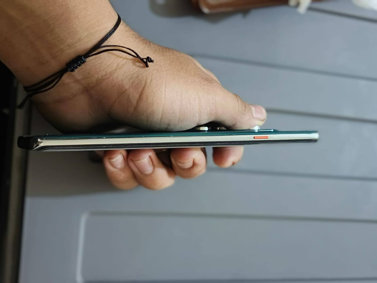 السلام عليكم تليفون 
تكنو كامون 40برو فايف جي 
ذاكره 256
بس بي خلل بصيط لدكمه مال لتعلي وتنصي مكصوره بنص
 عشوئيه 8+8
تليفون صار شهر من شتريته 
 نضيف ولجديد ماله 425
السعر 300وبي مجال 
المكان حي السفير 
الرقم ***********
