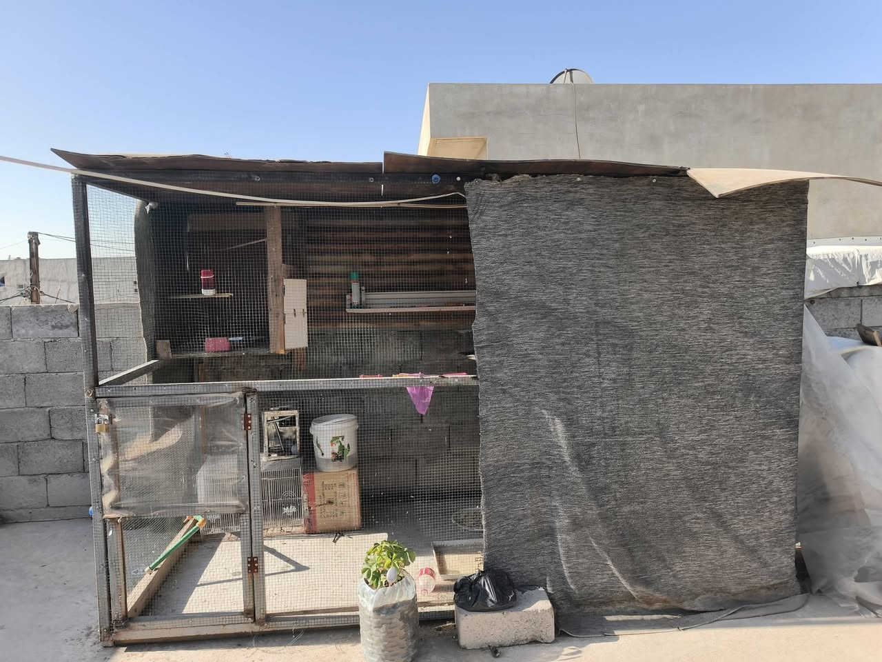تفص حديد سقف خشب سقف شويا تعبان حديد تكيل
قياساتو طول 2.5 متر عرض 1.5 متر ارتفاع 2.0 متر

الباب 1.0 متر عرض 60 سنتي قيم بضمير وتفع سعر اذا عجبني اييع *********** وتساب
