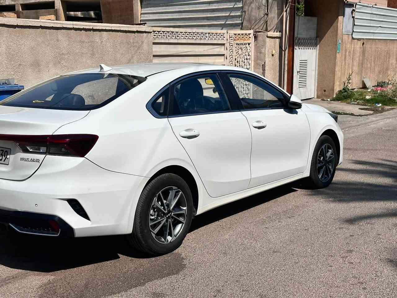 السلام عليكم 
 سيارة كيا كي ثري KIA K3 فول مواصفات للبيع
رقم شمالي سليمانية موديل 2024 ماشية 38 الف
بدون ضربة فقط بها شخطين بالجنطة وباب السايق خفيفات جدا مثل ما موضحات بالصورة وفطر بالبك لايت 
سيارة نضيفة جدا من الداخل والخارج وناصبة 
السعر 136 
مكان السيارة بغداد جادرية
رقم: ***********
