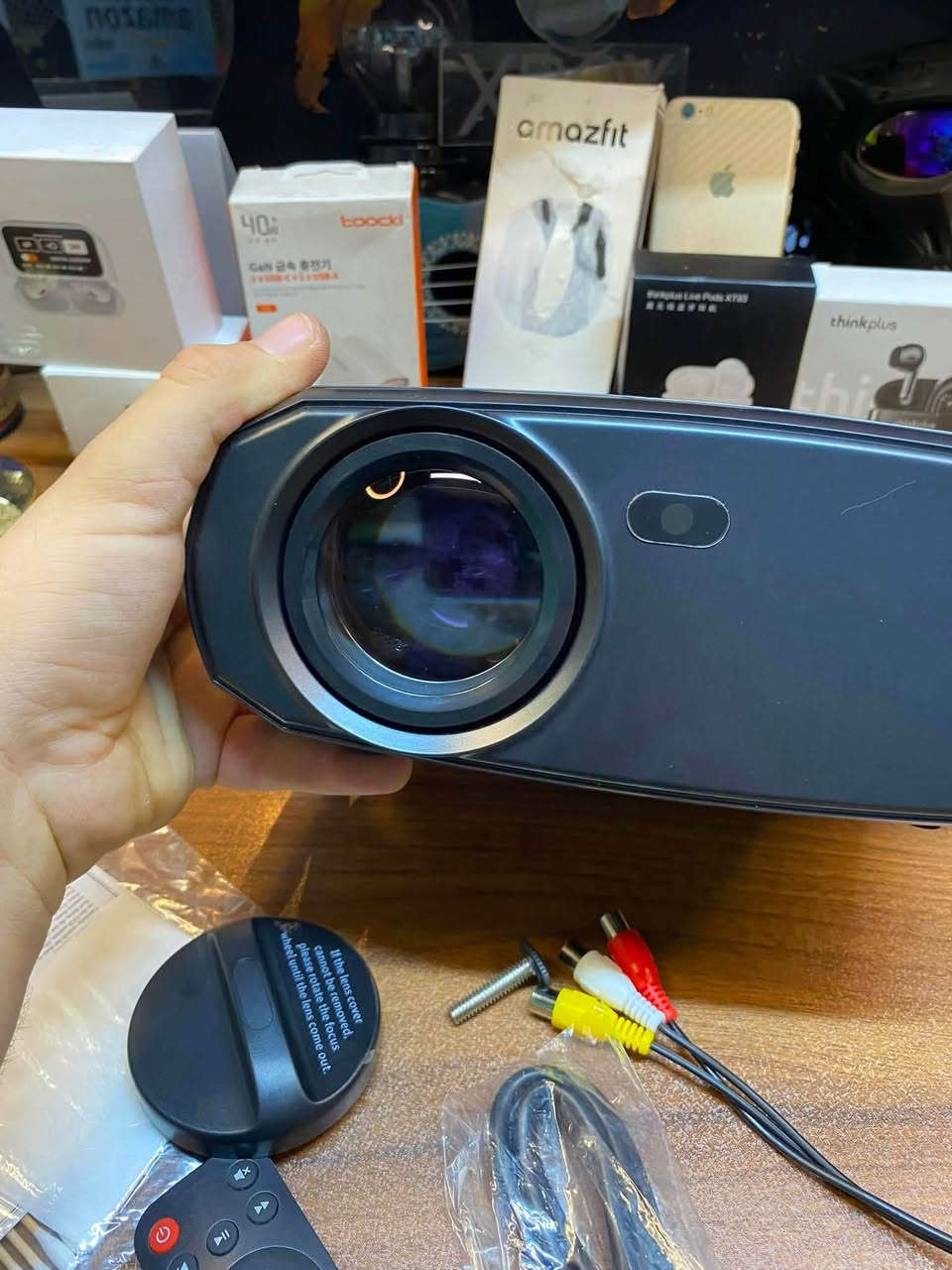 داتا شو جديد السعر 50 الف
توصيل كل محافضات 5 الاف 

WEWATCH V50 Full HD 1080P Projector.
أبرز مواصفات الجهاز ومميزاته الرئيسية:
الدقة الفائقة: دقة عرض أصلية 1920 × 1080 بكسل (Full HD) مع دعم تشغيل مصادر بدقة 4K.

السطوع والإضاءة: يحتوي على لمبة LED بقوة سطوع تبلغ 230 ANSI لومن وتدوم حتى 40,000 ساعة تشغيل.

حجم الشاشة: يدعم إسقاط شاشة عرض ضخمة تتراوح مقاساتها بين 36 إلى 200 بوصة حسب مسافة البعد عن الجدار.

الاتصال اللاسلكي: مجهز بتقنية الواي فاي ثنائي النطاق (2.4G/5G WiFi) لمشاركة الشاشة لاسلكياً، بالإضافة إلى تقنية Bluetooth 5.1 لتوصيل السماعات الخارجية.

المنافذ المتاحة: يحتوي على منافذ متنوعة تشمل 2x HDMI، ومنفذ USB، وAV، وVGA، ومدخل بطاقة ذاكرة SD، ومخرج سماعات 3.5 ملم.


**إذا كنت صاحب هذا الإعلان وتريد حذفه لأي سبب، رجاءا أرسل رسالة إلى الدعم الفني**