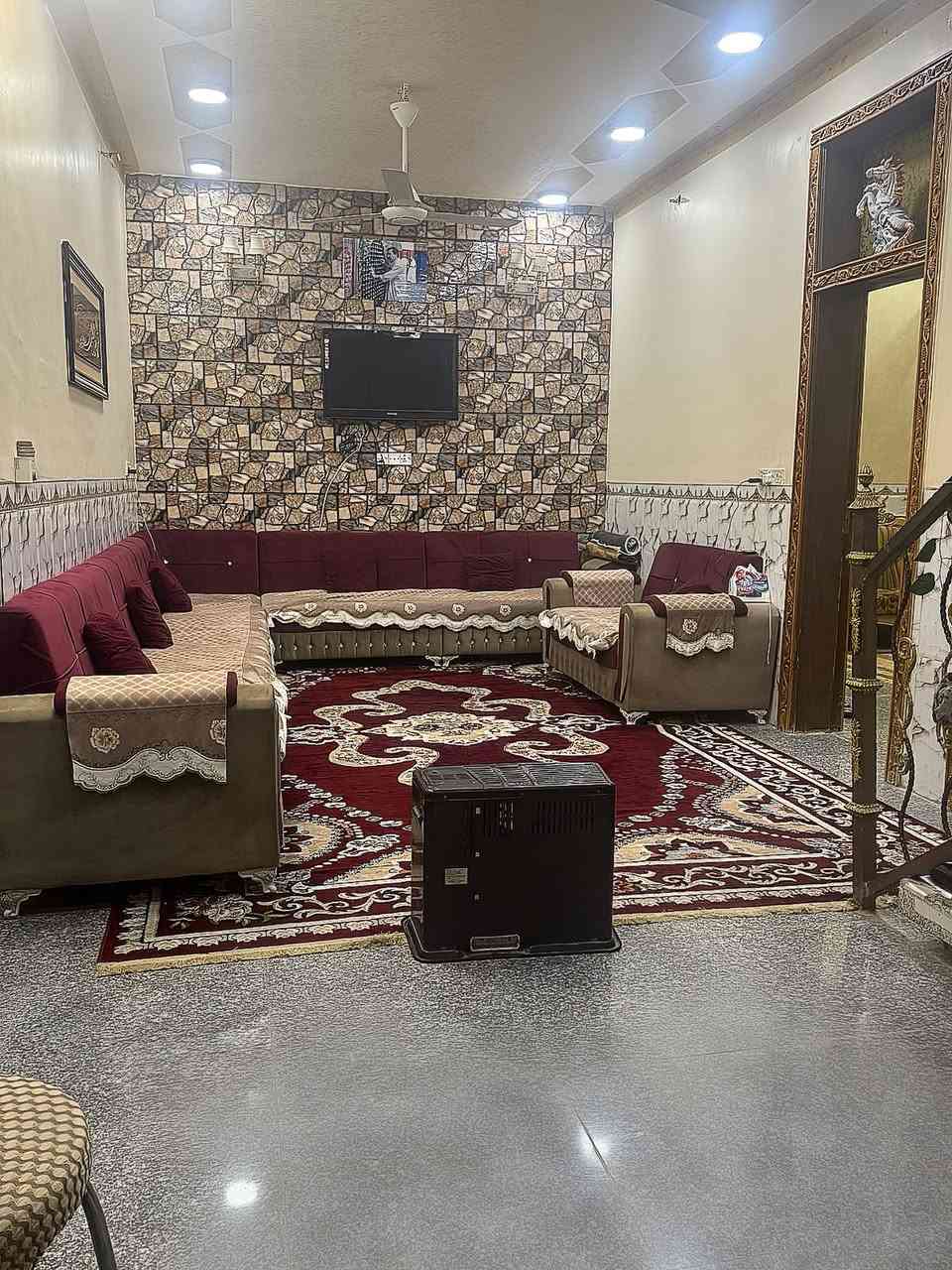 🏠 دار سكن للبيع - بناء طابقين وموقع استراتيجي ✨
يعلن مكتب الحولي للعقار عن عرض دار سكنية مميزة للبيع، تتميز بالمتانة والتصميم العائلي المتكامل.
📍 الموقع والمساحة:
• المساحة: 275 متر مربع.
• نوع السند: طابو زراعي (سند 25).
• العنوان: التقية الثالثة - مقابل بنزينخانة عبد الأمير عبيس.
• المميزات: نزلة مجمع الزهراء، يبعد عن الشارع العام 40 متر فقط.
🏗️ تفاصيل البناء:
الدار مبنية على أساس كونكريت مسلح وتتكون من طابقين بتصميم داخلي واسع:
• 🛏️ 4 غرف نوم واسعة.
• 🛋️ 2 صالة معيشة.
• 🛋️ استقبال مستقلة.
• 🍽️ مطبخ واسع.
• 🚗 كراج للسيارة.
• 🌳 حديقة منزلية.
💰 السعر والتفاصيل:
للاستفسار عن السعر، يرجى مراسلة الصفحة مباشرة 📥
أو التواصل عبر الأرقام التالية:
📞 ***********
📞 ***********
📍 موقعنا: مكتب الحولي للعقار - شارع الحولي - مقابل باب الجامعة الخلفي.
#عقارات #بيع #بيت_للبيع #مكتب_الحولي #عقارات_العراق
