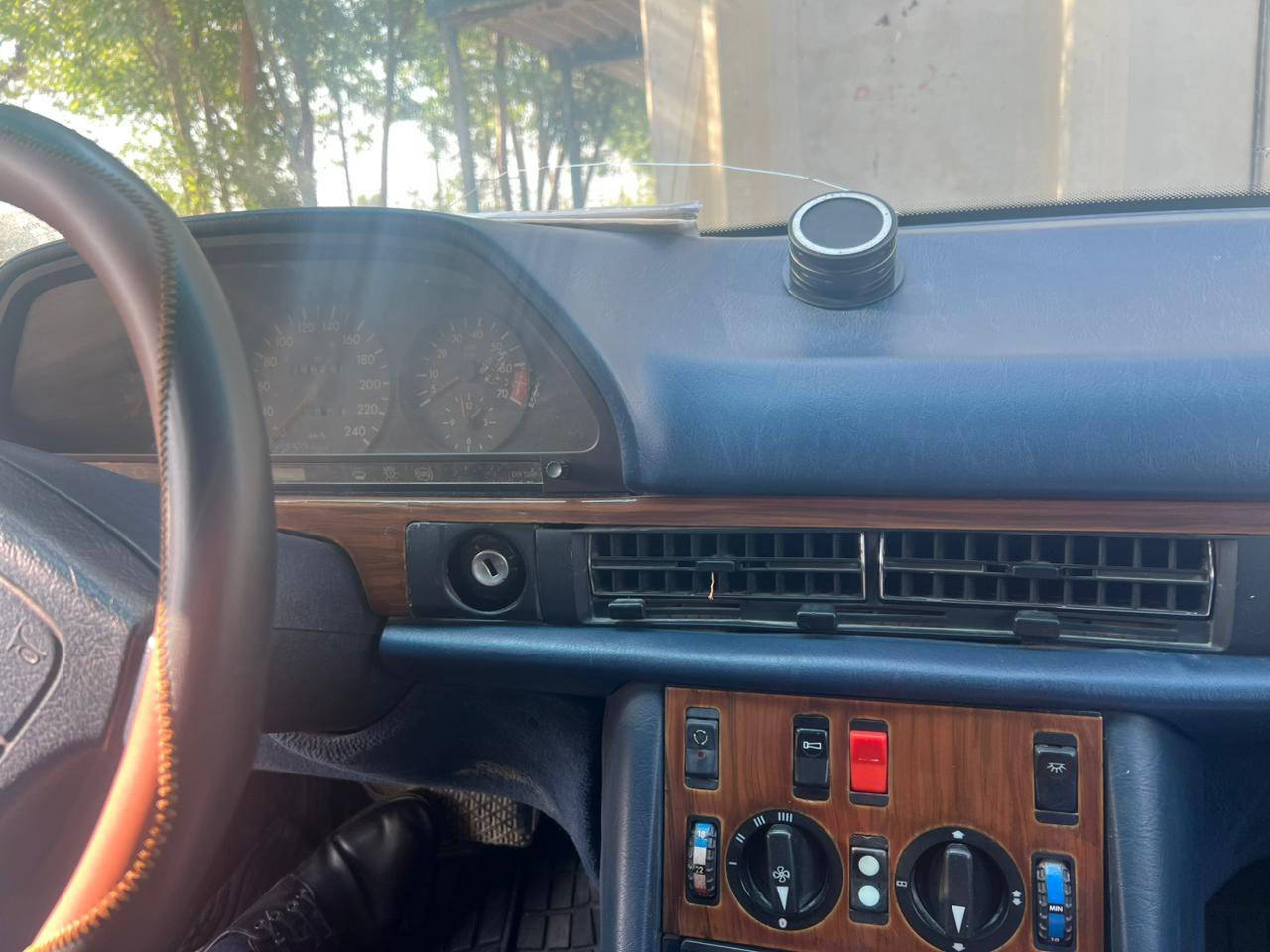 مارسدس موديل 1991لون نيلي رقم بغداد شرط التحويل مصبوغه عام سياره فول فتحه فول تبريد ثلج كشن كهربائي مكان الأسكندرية قرب النفق ***********سعره 65بيه مجال قليل
