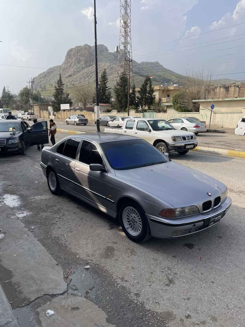 BMWسەقەر مۆدێڵ 2000 
گێڕ عادی 525 دەبڵ دیجی تاڵ مەکینەو گێڕ بەشەرتی 1000 وەستا نەکراوەتۆ لۆک لۆکە قوەتی خەیاڵی هەیە 4 تایەی لۆک تەبرید ساردو گەرم بێ جاڵو شوخت تازە حیزام بۆیاخم کردووە بۆ جوانی بێ دەعوو لێ دراو شانو سەقفی بۆ یاخی نییە کۆدی ئاسایشی هەیە بێ موشکیلەیە سەیارەکە لۆک لۆکە هی دەستیخۆمانە  گۆڕینۆ ناکەم بێویستم بە پارەیە 
0750 1671192  سەید سادق 49 گەڵاو مەجال السليمانية, العراق
