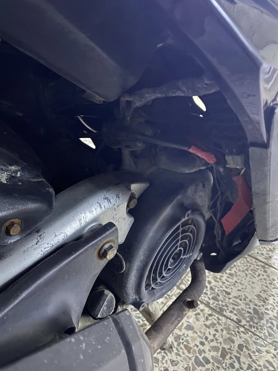 السلام عليكم 
دراجه للبيع النوع سكنس كوري محرك مفتوح كبريتر 
دراجه كامله مابيها أي نقص سلف مع هندر 
السعر 650 و بي مجال قليل
المكان البياع حي الإعلام
*********** و بي وتساب
