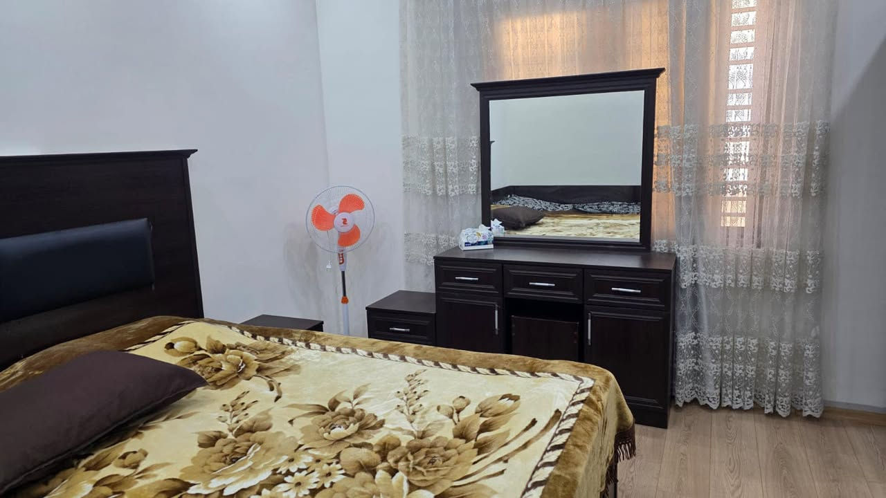 تخم نوم تكمة و كبير متكون من ٦ قطع 
سيسم كبير ٢م x ٢م مع الدوشك الطبي ال شبه جديد ،
كنتور ٦ بيبان، كومدين عدد ٢ ، ميزالتواليت ، تعلاكة ملابس (ما مبين بالصورة)
مع سيسم وحد للاطفال نفس الخشب ونفس اللون مع الدوشك مالته
علما ان قاعدة السيسم (اثنيناتهم) قاعدة خاصة وحدهم مو تجارى او جلبي
السعر ٣٣٠ دولار
***********
