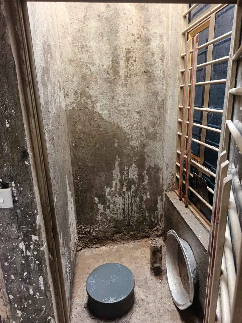 سلام عليكم بيت للبيع مساحته ٩٠ مربع يحتوي عل ستقبال 4في 4 غرفه 4في 4 وصاله مال درج هيه مطبخ مشترك محتاج بس ارضي البيت شغل درجه اولى رفت بناء طابوك يبعد عن شارع دقيقتين نزله مال طرشي بهلول شراي يتفضل يتصل ***********

