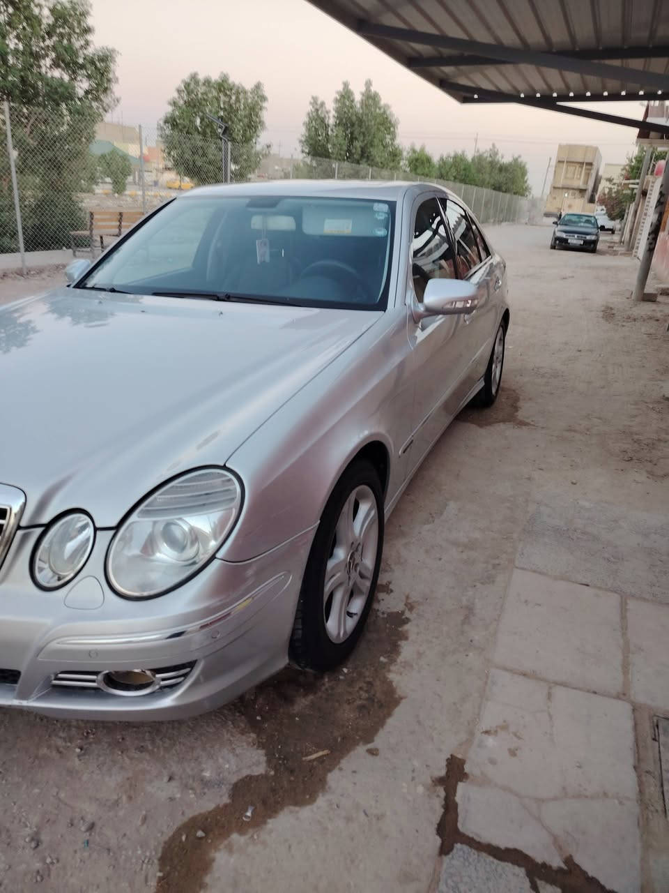 السلام عليكم
‏Mercedes - Benz E 200

(موديل 2008) لون سلفر

اڤنكارد 

وارد يابان 

مكينة 4 سلندر سنكل تيربو 

تو ويل 

المواصفات : 

داخل جلد ومخمل اسود 

رادار امامي خلفي 

لايت زنون 

سلايد روف

سستم صوت كلش حلو وواضح بيها 

كراسي امامي تحكم كهرباء 

تدفئة كشنات 

قطعتين تبريد 

تبريد الامامي منفصل 

فول تحكم ستيرن 

شاشة اعطال 

وبعد بيها هواية مواصفات معروفه

ماشية ٢٥٨ الف كيلو 

سياره بلادية ومابيها اي نقص 

تخم تاير وباتري جديد ومنظومة تبريد كلها جديدة  عبوتين فيت بمب

سستم كامرات شاشه

رقم شمالي بأسمي
*********** 

السعر ١٢٥
