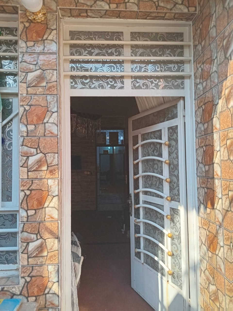 مشتمل ٦٠ متر طابقين يقع في حي اور بين فلكة صباح الخياط وسوق ٤٠٠٠ بناء عام ٢٠٢٠ يتكون من ثلاثة غرف نوم وهول وصحيات عدد ٢ وصالة ومنور  وسطحين وبيتونة السعر النهائي ١٦٥ مليون غير قابل للتفاوض  هاتف ***********

