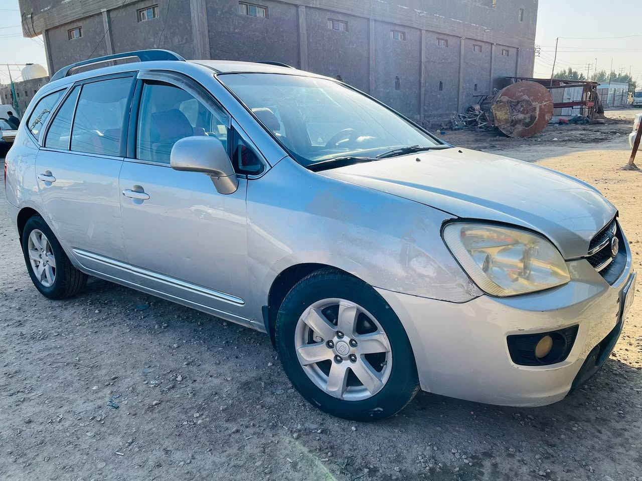 كيا كارينز 2009
حدادية جديدة 

تخم تايرات 

تبريد قطعتين ثلج 

بيها بارد وصبغ بالجاملغ عكس السايق 

وبارد بالجنطة وخدوش بسيطة بالبابين 

رقم بغداد بسمي السعر ١٠٥ وبيها مجال رقمي *********** 
مكاني الديوانية قضاء الشامية
