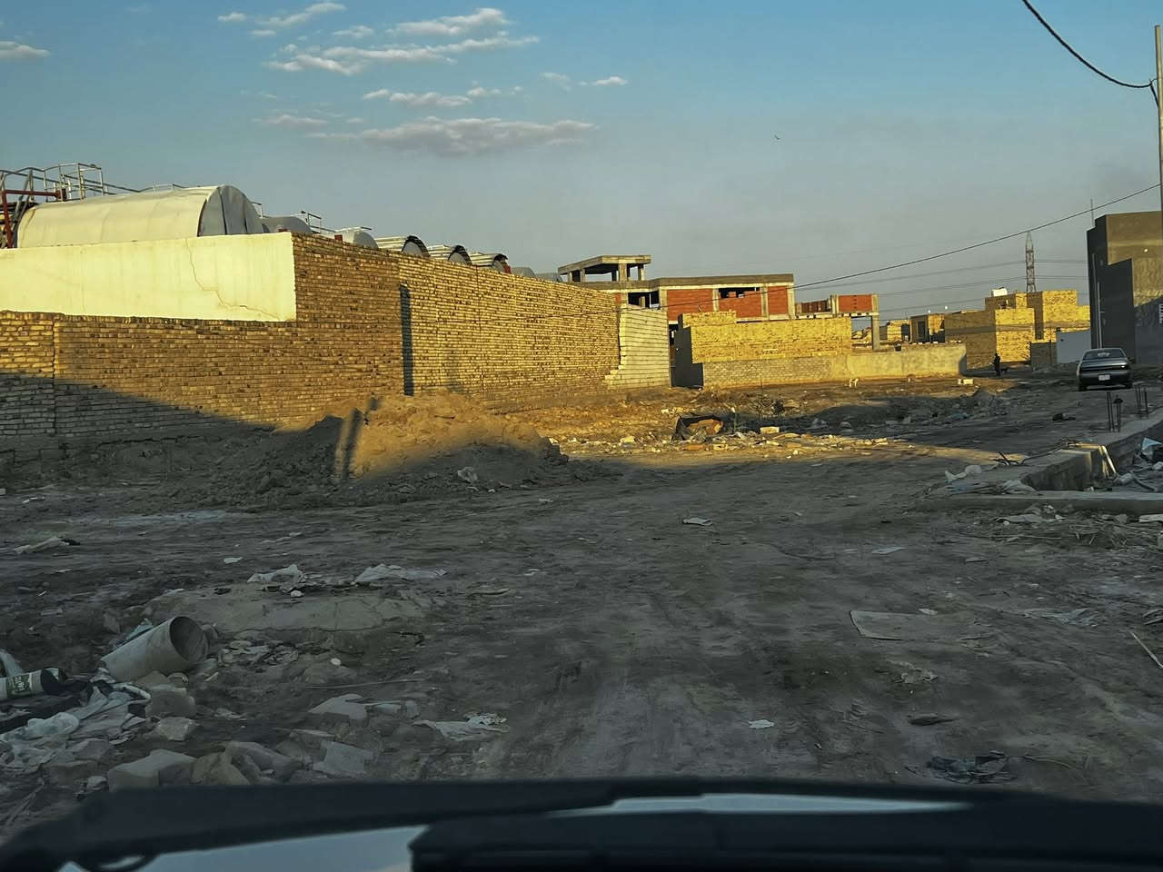 قطعه 344 متر بحي الامين الاول شارع العيساوي اول ماتدخل بي اول فرع ع اليسره شارع عريظ 10 متر صايره ركن خلف البانزين خانه مباشرتا بظهر السياج مالتها ركن عله شارعين بيها بتلو كونكريت مسلح درجه اولى تصلح 3 قطع كل قطعه 115 متر واجه 11 ونزال 10 كل قطعه منها
السعر55بيه مجال للاستفسار الاتصال ***********
