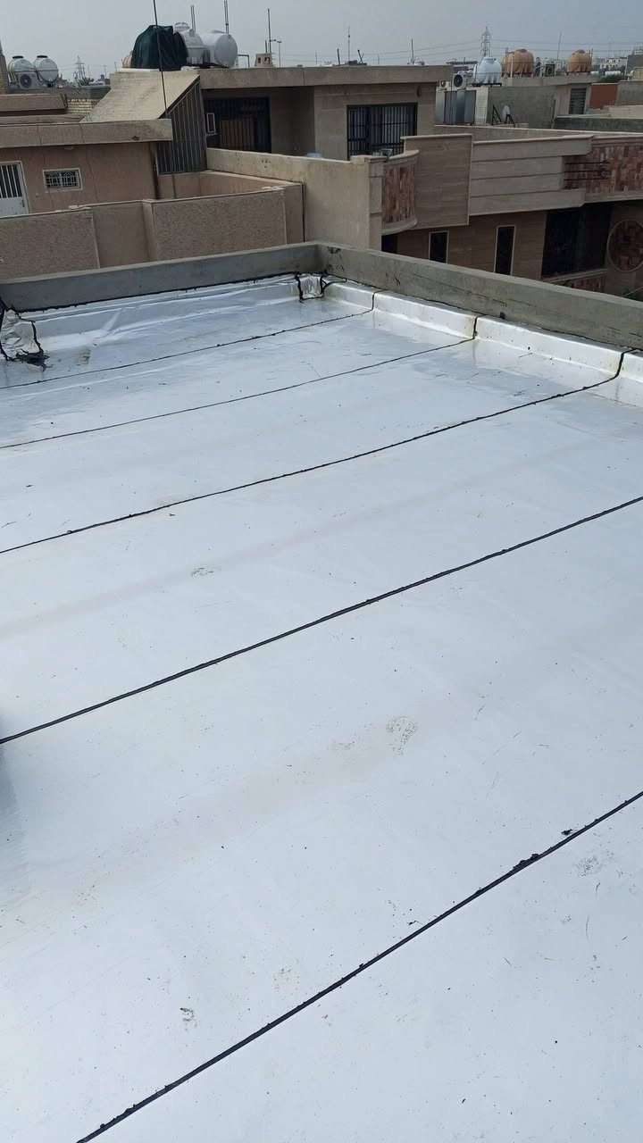 🏗️ جهّز سطحك اليوم وارتاح باچر..
الشتا وصل والمطر يفلّش البيت!"
🔹 إذا تعاني من حرارة البيت وتسربات الميّاه أو رطوبة السطح بسبب الامطار، الحل موجود ويبدأ من عندنا!
شركة المنصور تقدملك خدمة عزل الأسطح باحترافية وبمواد أصلية إيطالية الصنع مع 
#ضمـــان حقيقي وجودة تدوم 15 سنه
✨ خطوات عملنا:
1️⃣ مرحلة التنظيف والتحضير
📌 يبدأ كادرنا المتخصص بتنظيف السطح بشكل كامل من الأوساخ والغبار.
📌 نفتح السبالت وخزانات الماء ونزيل كل العوائق حتى نضمن سطح نظيف وجاهز للعمل 100%.

2️⃣ مرحلة العزل الأولي
📌 بعد التنظيف نطبّق طبقة أساس حسب اختيار الزبون:
الزفت الحار
زفت بارد الرايمر
الفلانكوت
3️⃣ فرش ودستار الإيزوكام
📌 كادرنا المحترف يفرش الإيزوكام بطريقة دقيقة تضمن التغطية الكاملة للسطح.
4️⃣ الكوي الحراري
📌 نستخدم الكوي الحراري بمواد عالية الجودة، درجة أولى و إيطالية المنشأ.
📌 نضمنلك عزل حراري ومائي متكامل مع شهادة ضمان حقيقية.
5️⃣ التكحيل وفتح المزاريب واللمسات النهائية
📌 بعد ما نكمل الكوي الحراري والتكحيل، نبدأ بعملية الترحيل النهائية بإتقان حتى تشوف السطح مرتب وكامل .
يسلمك السطح جاهز 
---
✨ مع شركة المنصور للإيزوكام تضمن:
✔️ حماية سطحك من تسرب الميّاه والرطوبة.
✔️ مواد أصلية وعمل مضمون.
✔️ تنفيذ احترافي بأيدي كادر ذو خبرة طويلة.
✔️ التزام بالمواعيد وسرعة بالإنجاز.

📞 للتواصل والاستفسار:
اتصل أو راسلنا واتساب الآن وخلي السطح مالك بأمان!
***********   --   ***********  
شركة المنصور لتغليف السطوح

