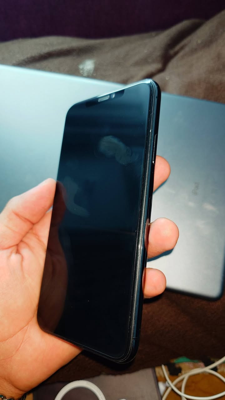 سلام عليكم 
iphone 11 pro max 
الجهاز مكفول من كلشي فقط الشاشة غير معروفة وهيَ شاشتة البلادية اثر وكعة تتبرمج وتختفي ب20الف كلة بلادي البطارية 90 معلاية 95 
ذاكرة 256 الجهاز نضافتة مثل مموضح بلصورة عارضة ب350الف 
للتواصل ***********
او ***********
