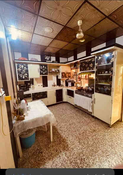 السلام عليكم دار للبيع طابو صرف المساحه 200 متر طابقين يحتوي على 4 غرف نوم ومطبخ 2 وصحيات 3 واستقبال 6/8 وكراج سيارتين ملاحضه الطابق الثاني مفصول عن الاول يعتبر بيتين العنوان شارع 80 جهت النجف براس الفرع سونار ابو الصوف السعر 200 مع المجال للاستفسار ***********
