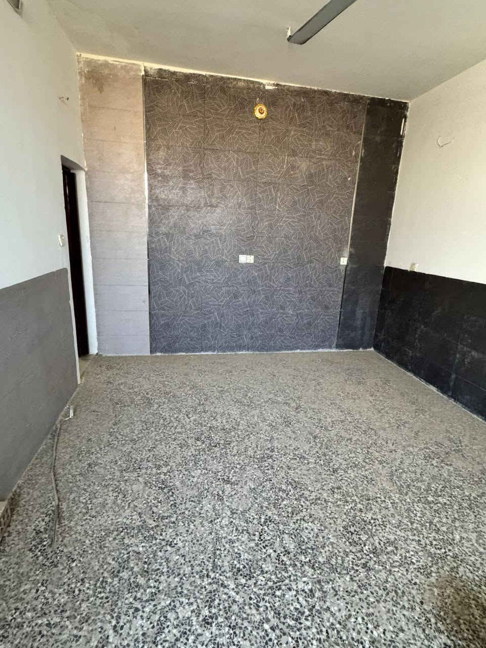 السلام عليكم 
بيت للبيع السريدات حي الشهيدين
مساحته 75 متر 
الواجهه 7,5 
طابقين نضيف جدا 
الطابق الاول مدخلين استقبال معزول الباب ماله + المطبخ معزول +غرفه نوم +صحيات +حمام خارجي
الطابق الثاني غرفتين نوم + صحيات + سطحين مطبكات شتايكر 
للاستفسار
***********
***********
