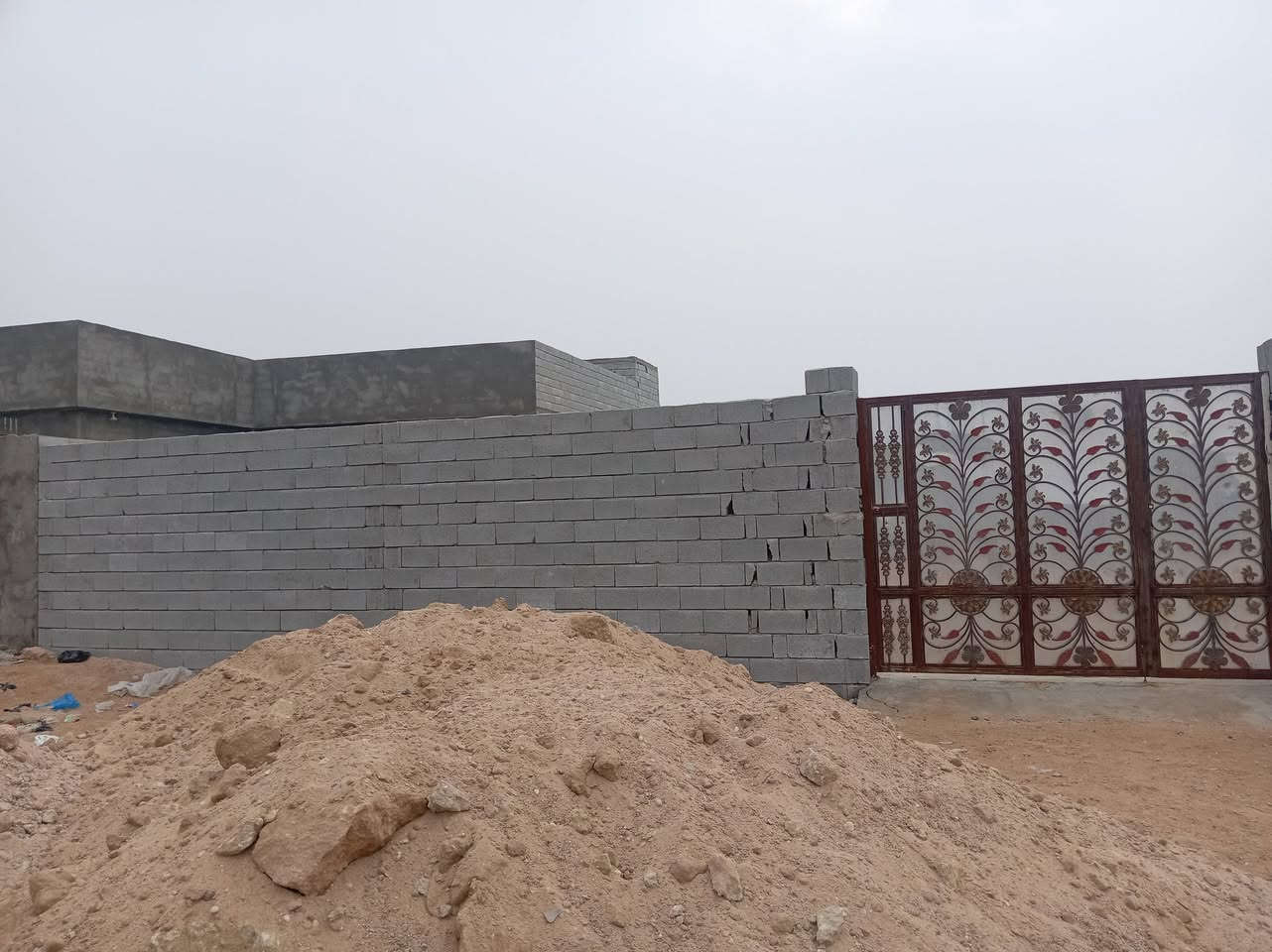 سلام عليكم رمضان كريم وكل عام وانتم بخير قطعه زراعي للبيع المساحه 250 ماء وكهرباء القطعه مسيجه بالكامل وبيها باب مثل ماموضح بالصور المكان الزبير ورا حي الأندلس السعر 15 بيها مجال قليل ***********
