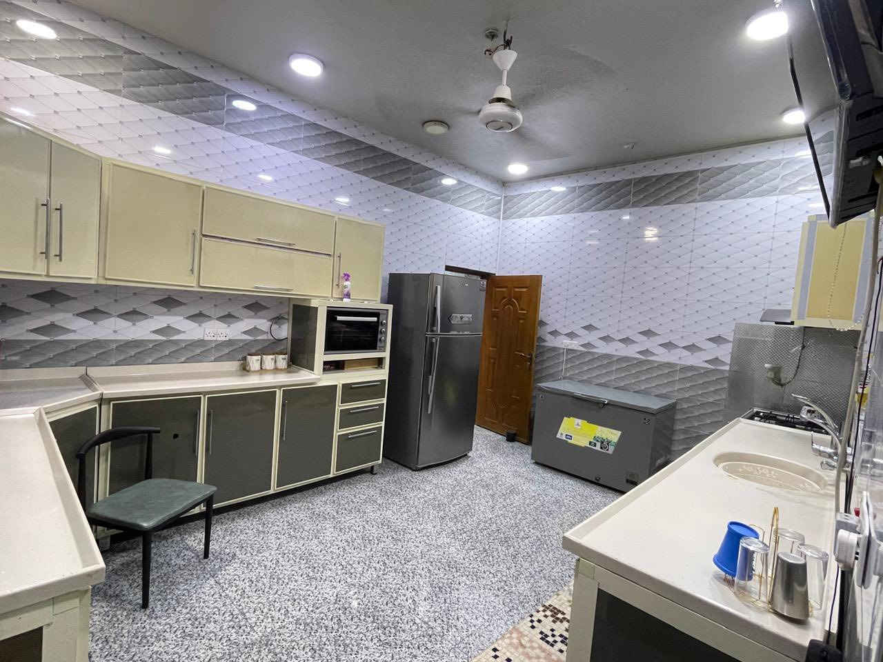 كاونتر مع فرن اوفن  للبيع مستعمل داخل المنيوم وخارج المنيوم وسطح مرمر مع سنك مرمر نظيف جدا  سعر 900 وبي مجال مكان بعقوبة شفتة ‭0772 777 1720‬
