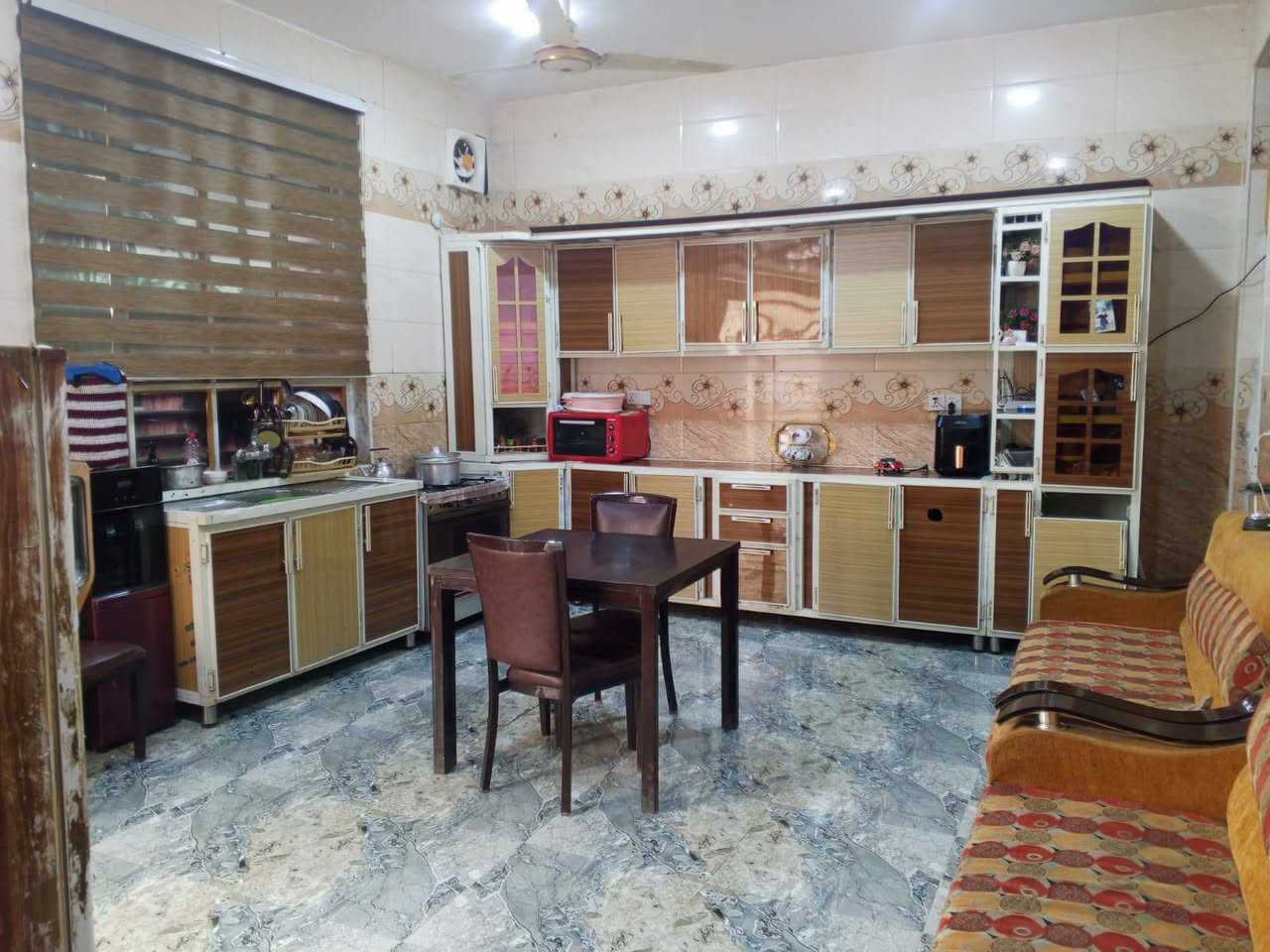 مرحبا البيت لبيع مساحه 200 الموقع بكرلي الرابعه مقابل 
بيت القاضي حسن الحميري 
بناء حديث طابقين 3غرف نوم 
البيت جاهز ثاني بيت عن الشارع العام 
طابو زراعي 
***********
