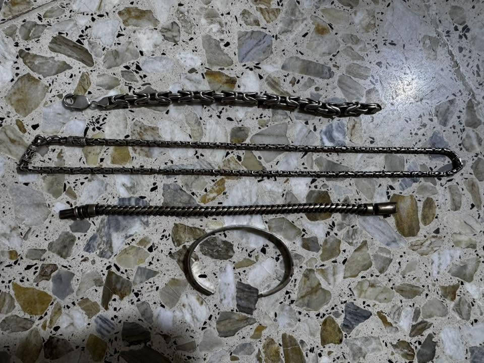 السلام عليكم ،
110 غرام 
ابيع 3 اساور وزنجيل ما ابيع كسر الغرام على 4 الاف 
بغداد / الامين الثانيه ***********
