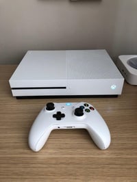 Xbox one s 1tb واحد تيرا   مع جوستك سيريس اكس و كامل ملحقات الجهاز نضا...