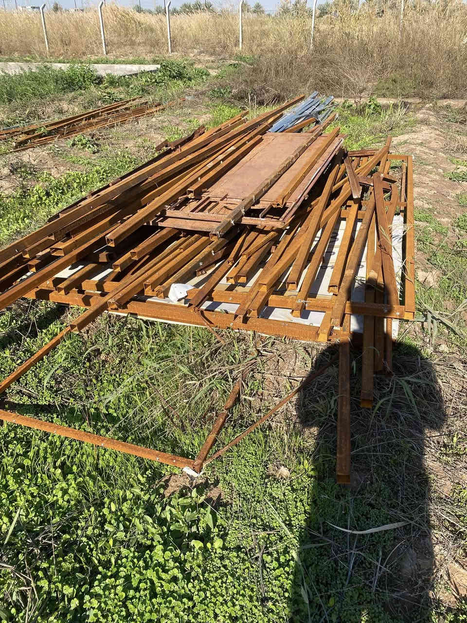 السلام عليكم حديد للبيع ع متر أبيع المغلون المتر ب2الف والعادي متر بألف ونص والرفيع المتر بألف والي يأخذهن شلع بيهن مجال ***********واتساب واتصال
