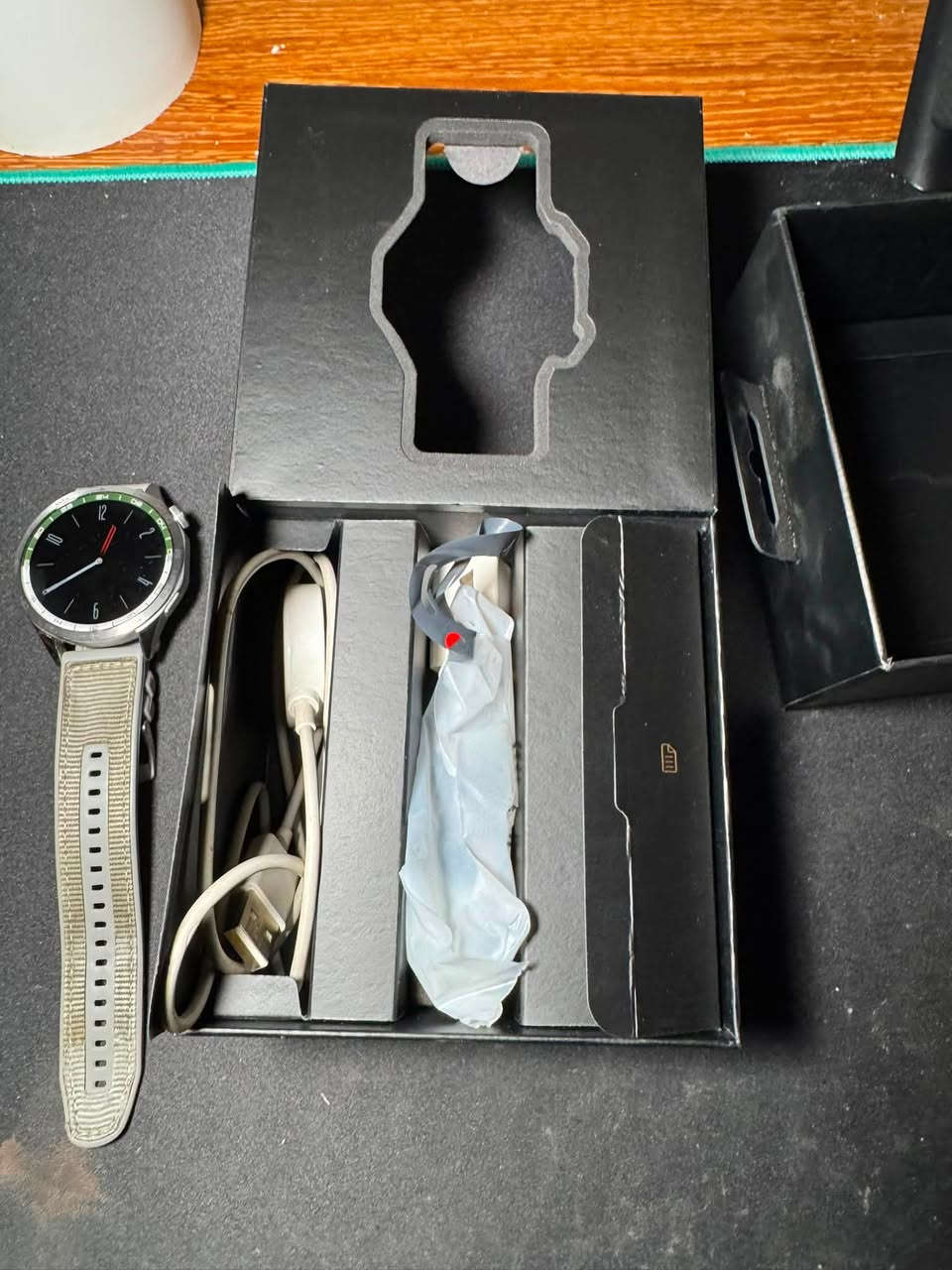 هواوي GT4
مميزات الساعه معروفه 
ساعه نضيفه جداً 
بيها سير رصاصي واخضر 
السعر 140 الف 
للاستفسار ***********
