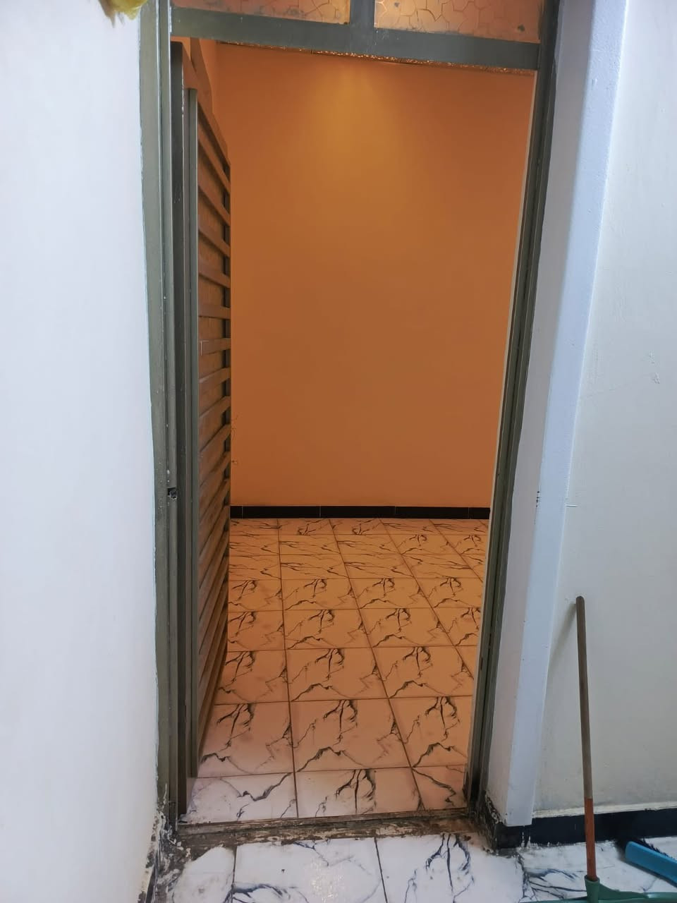 السلام عليكم بيت ٧٠متر بناء جديد سندويج للبيع سند اصفر العنوان حي البساتين المدخل الثاني السعر ٣٥ للاستفسار ***********
