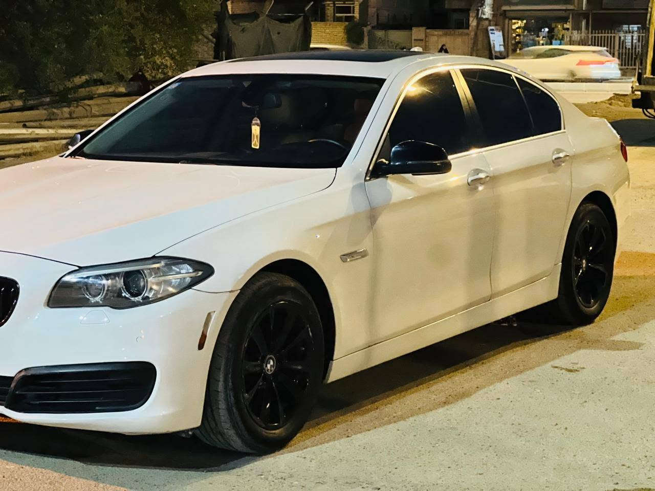السلام عليكم
BMW 528i توين تيربو

السيارة فول مواصفات على اخر حباية وجديدة مال جناي

    BMW 528i
* السنة: 2014
* الفئة: الفيس لفت (LCI)
* الابواب: 4 أبواب شفط 
* 4: ابواب بصمات
* الدفع: خلفي (RWD)

المحرك

* الكود: N20
* السعة: 2.0 لتر
* 4 سلندر توين تيربو TwinPower Turbo
* حقن مباشر
* نظام Valvetronic وDouble VANOS
* القوة: 241–245 حصان (حسب السوق)
* العزم: 350 نيوتن.متر
* تيربو Twin-Scroll
* نظام Start/Stop.  

ناقل الحركة

* أوتوماتيك 8 سرعات ZF Steptronic
* تبديل يدوي (+/-)
* أوضاع القيادة:
    * ECO PRO
    * Comfort
    * Sport
    * Sport+ (حسب التجهيز).  

* سعة خزان الوقود: 70 لتر

* مصابيح LED أو زينون حسب الفئة
* LED نهارية (Angel Eyes)
* حساسات أمامية وخلفية
* كاميرا خلفية (اختياري)
* فتحة سقف كهربائية
* مرايا كهربائية مع طي
* إضاءة ترحيبية بالمقابض (حسب التجهيز)

* شاشة iDrive كبيرة
* نظام ملاحة GPS
* بلوتوث
* USB وAUX
* تحكم من المقود
* مثبت سرعة
* تشغيل بزر Start/Stop (بصمة)
* تكييف أوتوماتيك ثنائي المناطق
* مقاعد جلد كهربائية مع ذاكرة
* إضاءة داخلية Ambient Light

* ABS
* ESP
* Traction Control
* Hill Start Assist
* Brake Assist
* TPMS مراقبة ضغط الإطارات
* ISOFIX لمقاعد الأطفال

* تعليق مستقل أمامي وخلفي
* توجيه كهربائي
رقم بغداد مكان السيارة كذلك بغداد 

بيها ضربة خفيفة بالجامغ الخلفي وراجع نفسة ضرر بسيط جداً 

السعر: 170 بيها مجال بسيط 
 رقم الهاتف ‭ ***********
